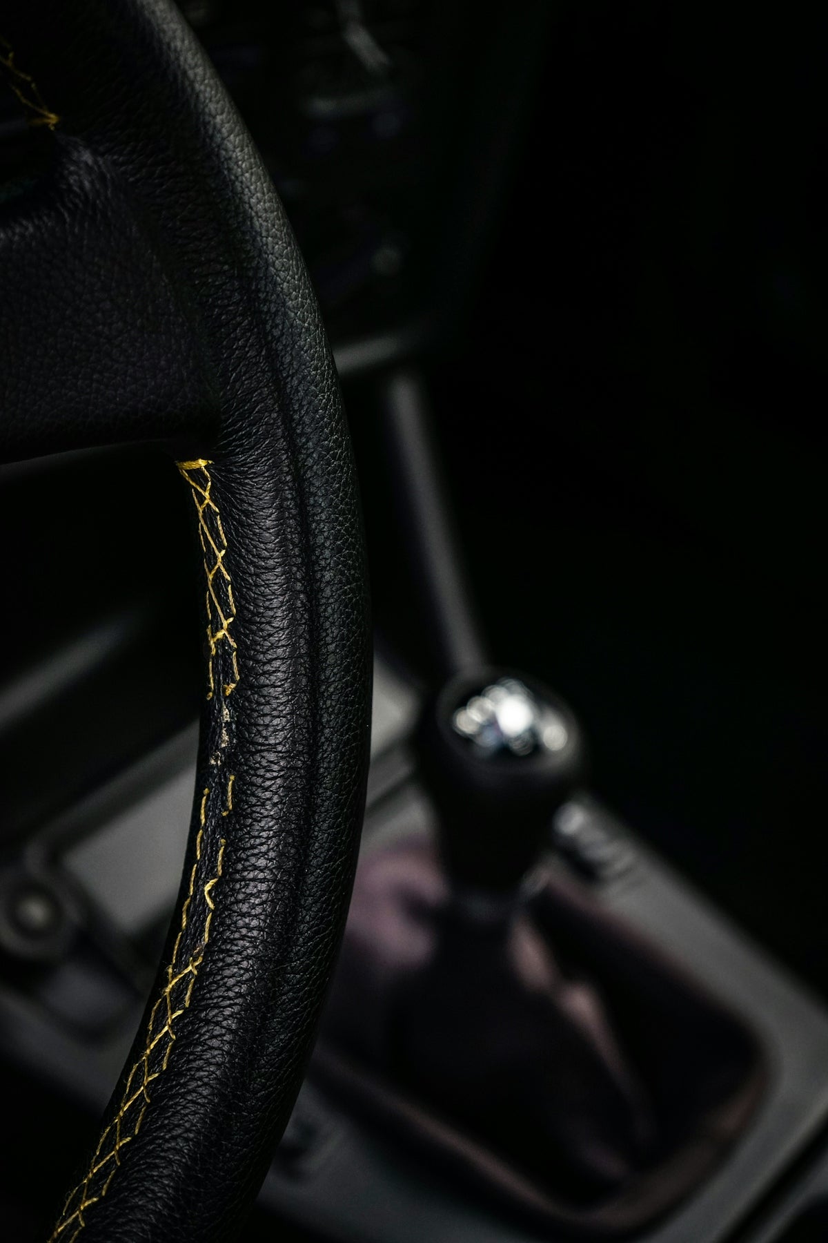 black vehicle steering wheel