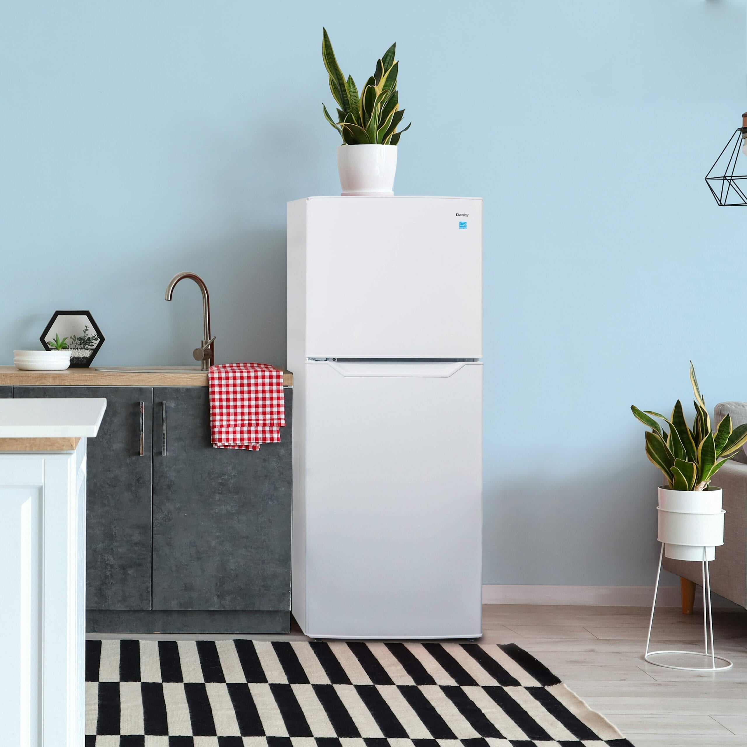 Danby - 23.44 Inch 11.6 cu. ft Top Mount Refrigerator in White - DFF116B2WDBL